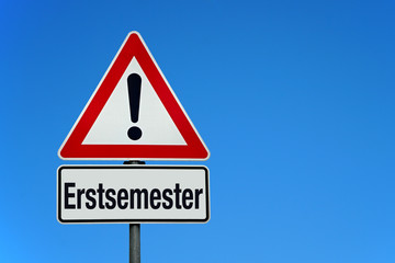 Erstsemester mit Achtung Schild