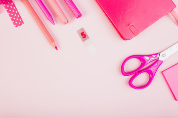 Obraz na płótnie Canvas Pink kit stationery with notepad and scissors