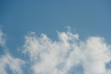 облака на фоне синего неба во всём своем разнообразии