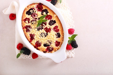 Blackberry and raspberry cake with streusel