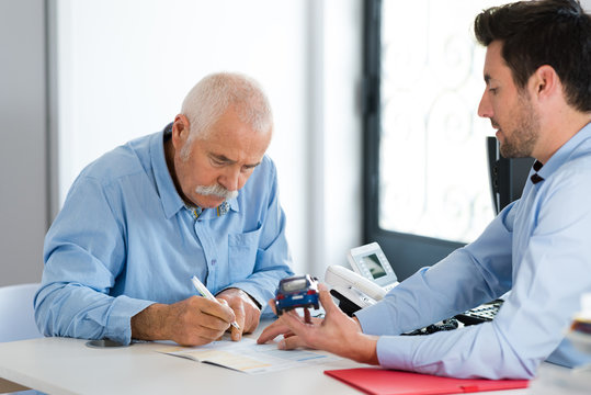 client signing a car insurance deal