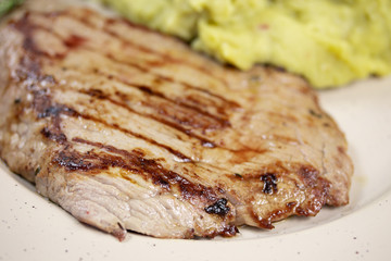 steak de boeuf et purée de pois cassés