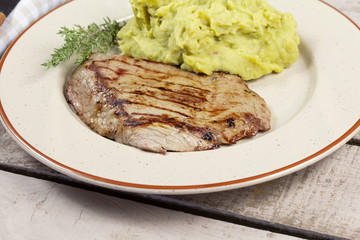 steak de boeuf et purée de pois cassés