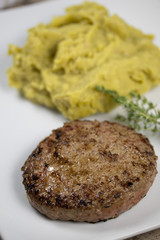 steak haché de boeuf et purée de pois cassés