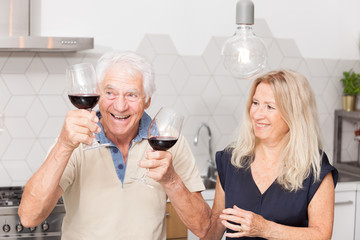 COUPLE SENIOR BUVANT DU VIN ROUGE