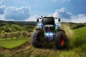 Traktor fährt schnell auf einem Feldweg