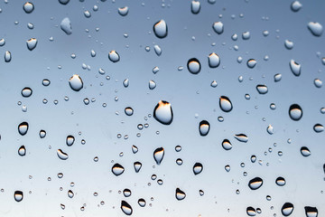 gotas de lluvia en ventana al atardecer