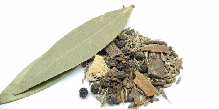 A picture of sabut garam masala on a white background