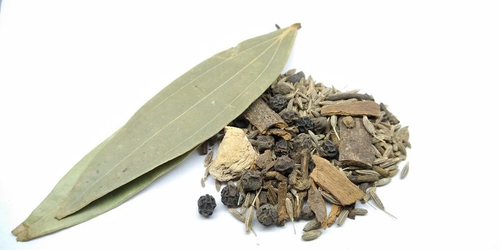A picture of sabut garam masala on white background
