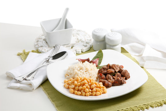 Garbanzos , arroz  y jud&iacute;as pintas . Chickpeas, rice and pinto beans.