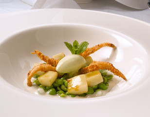 Patas de cangrejo sobre verduras, vista cenital. Crab legs on vegetables, overhead view.