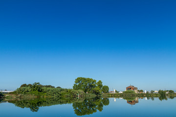 Fototapeta premium lago in estate con riflesso
