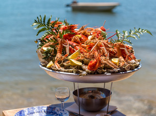 CAP FERRET (France), plateau de fruits de mer au bord du Bassin d'Arcachon