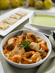 pescado receta gourmet, bacalao con gambas y salsa de marisco.