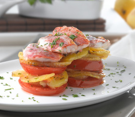 pescado receta gourmet, salmónetes con tomates y patatas. gourmet recipe fish, red mullet with tomatoes and potatoes.