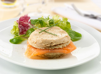 tapa de salmon ahumado con ensalada. smoked salmon tapa with salad.