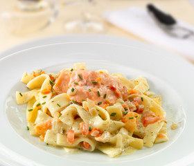 tallarines con salmon. noodles with salmon