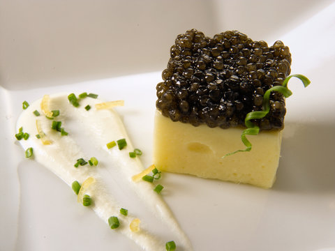 Caviar sobre queso, aperitivo. Caviar on cheese, appetizer.