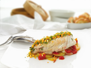 Bacalao con patatas y pimientos, receta gourmet. Cabillaud aux pommes de terre et poivrons, recette gourmande.