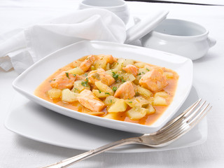 Sopa de pescado con patatas. Fish soup with potatoes.