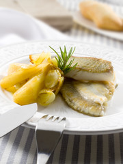Bacalao con cebollas, plato gourmet. Cod with onions, gourmet dish.