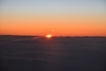 LE COUCHER DU SOLEIL VUE DE HAUT 