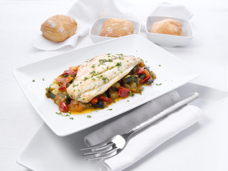 Bacalao con verduras y pan. Cod with vegetables and bread.
