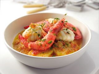 Cuenco con base de patatas, merluza y carabineros. Bowl with a base of potatoes, hake and shrimp.
