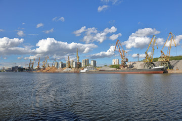 Industrial crane for unloading and loading in the river port