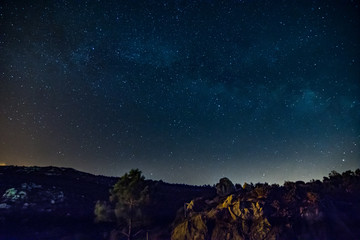Vía Láctea sobre Porto do Son, Galicia, España en el mes de julio en verano en noche despejada sin luna.