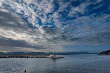 Tarde de nubes que anuncian tormenta en el puerto de Porto do Son, Galicia, España en verano.