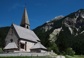 Fototapeta na wymiar Church in the mountains