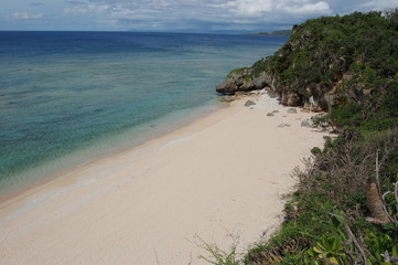 エメラルドグリーンの海と白い砂浜を見下ろす