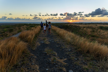 Obraz premium Ballade en famille au coucher de soleil