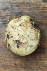 Obraz premium Young potatoes on a board
