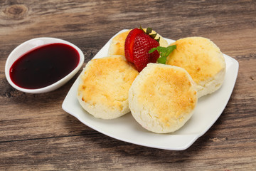 Curd pancakes with jam and stravberry