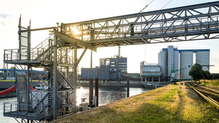 Fototapeta na wymiar Der Industriehafen in Neuss ist ein wichtiger Wirtschaftsstandort in NRW