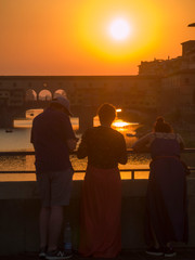 Italia, Firenze, fiume Arno e Ponte Vecchio al tramonto.