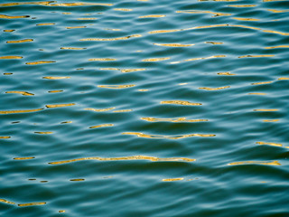 Onde nel fiume