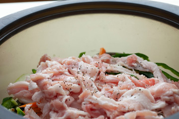 玉ねぎの上に豚肉をのせ蒸す／シリコンスチーマー