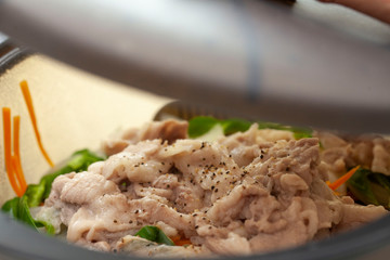 玉ねぎの上に豚肉をのせ蒸す／シリコンスチーマー
