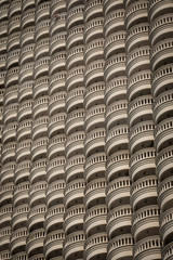 Die Fassade eines Hochhauses mit vielen halbrunden Balkonen in Bangkok
