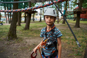 chłopak uprawia wspinaczkę  © ftomasz