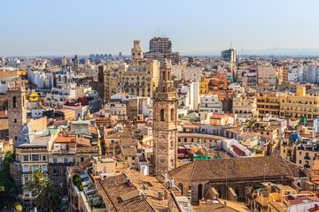 Fototapeta premium Blick über die historische Altstadt von Valencia, Spanien, in der Mitte Kirche Santa Catalina und Plaza Redonda