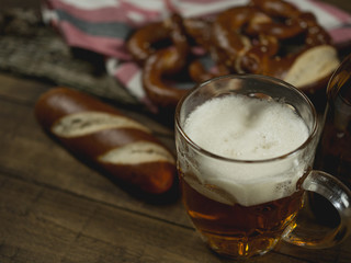 Fototapeta Kufel piwa w otoczeniu świeżego pieczywa obraz