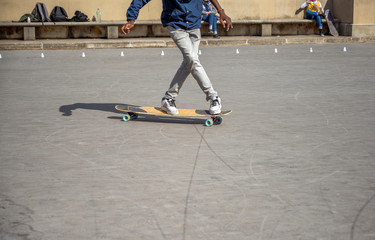 Fototapeta na wymiar The guy writes pirouettes on skateboard on special area for exercise