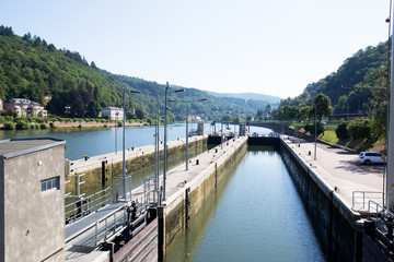 Fototapeta na wymiar vollansicht der schleuse in der Nähe von Heidelberg Deutschland fotografiert während einer Schiffsrundfahrt auf dem Neckar bei Sonnenschein