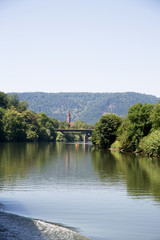 weitblick auf die brücke und landschaft am neckar in der Nähe von Heidelberg Deutschland fotografiert während einer Schiffsrundfahrt auf dem Neckar bei Sonnenschein