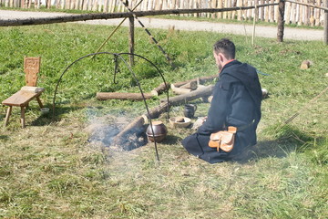 Grunwald - mnich przy ognisku