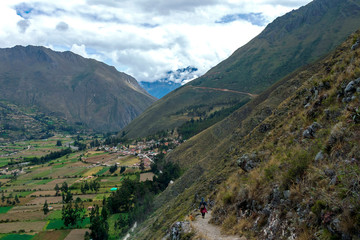 Obraz premium Peruvian mountain landscape with Ruins of Ollantaytambo in Sacred Valley of the Incas in Cusco, Peru